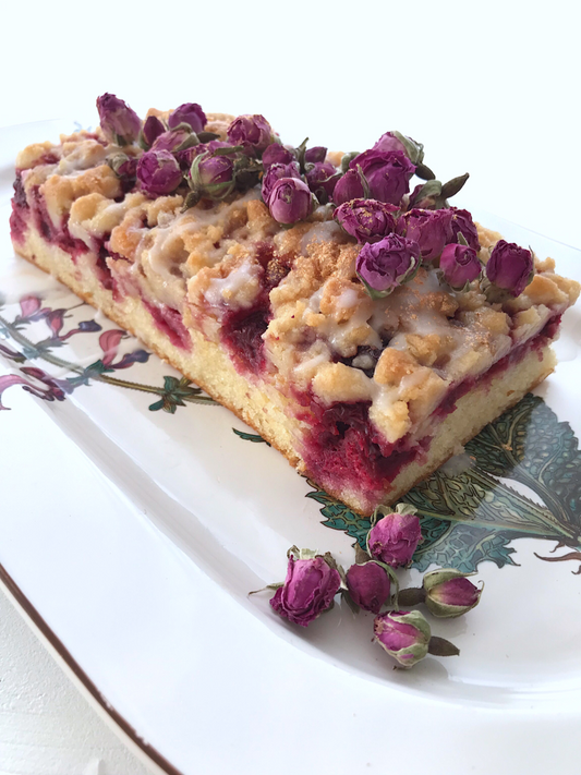 Versunkener Kirschkuchen mit Streusel und essbaren Blüten